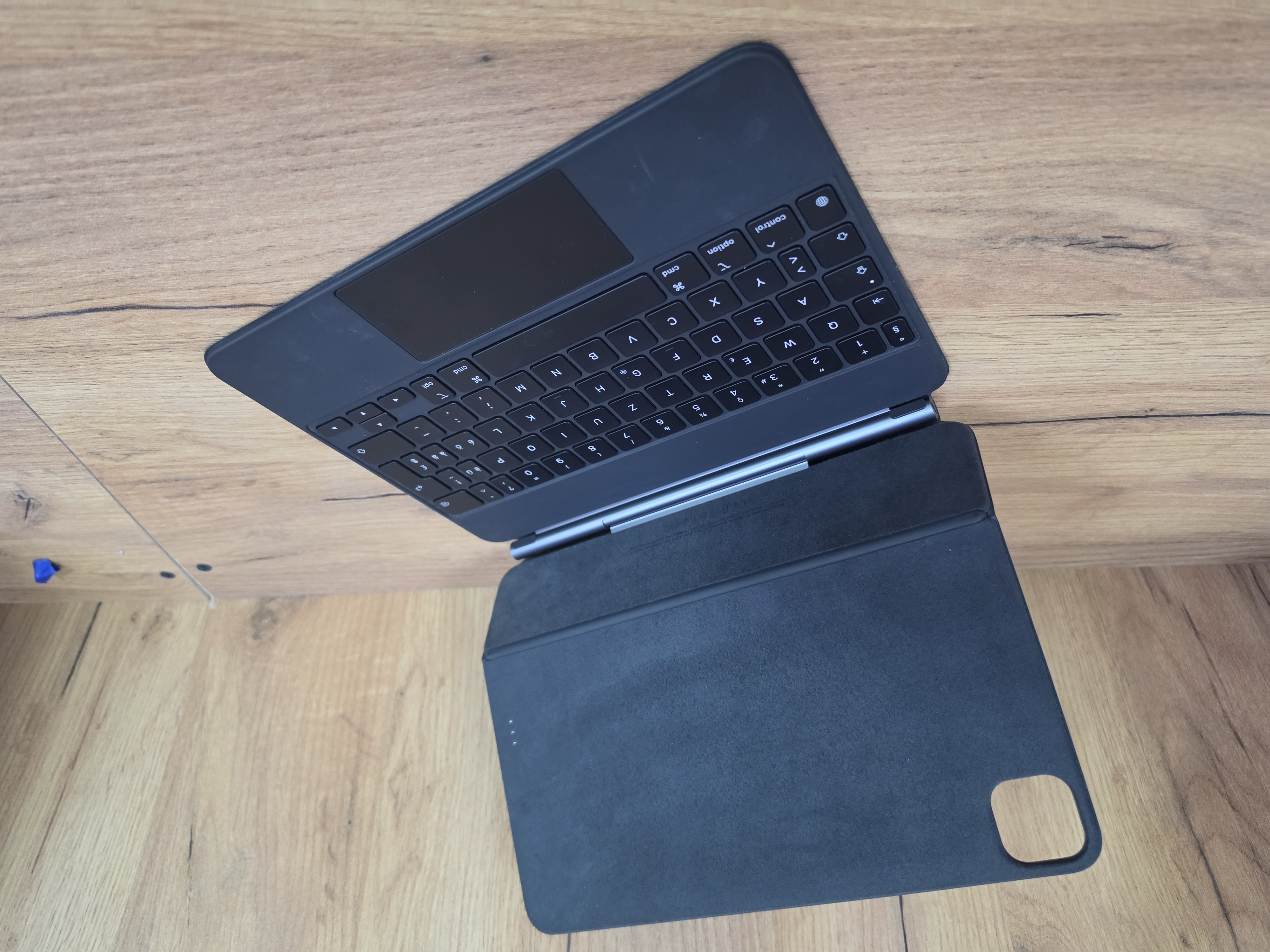 Tastierë me mbështetje për tablet IPad me dizajn modern — foto 8