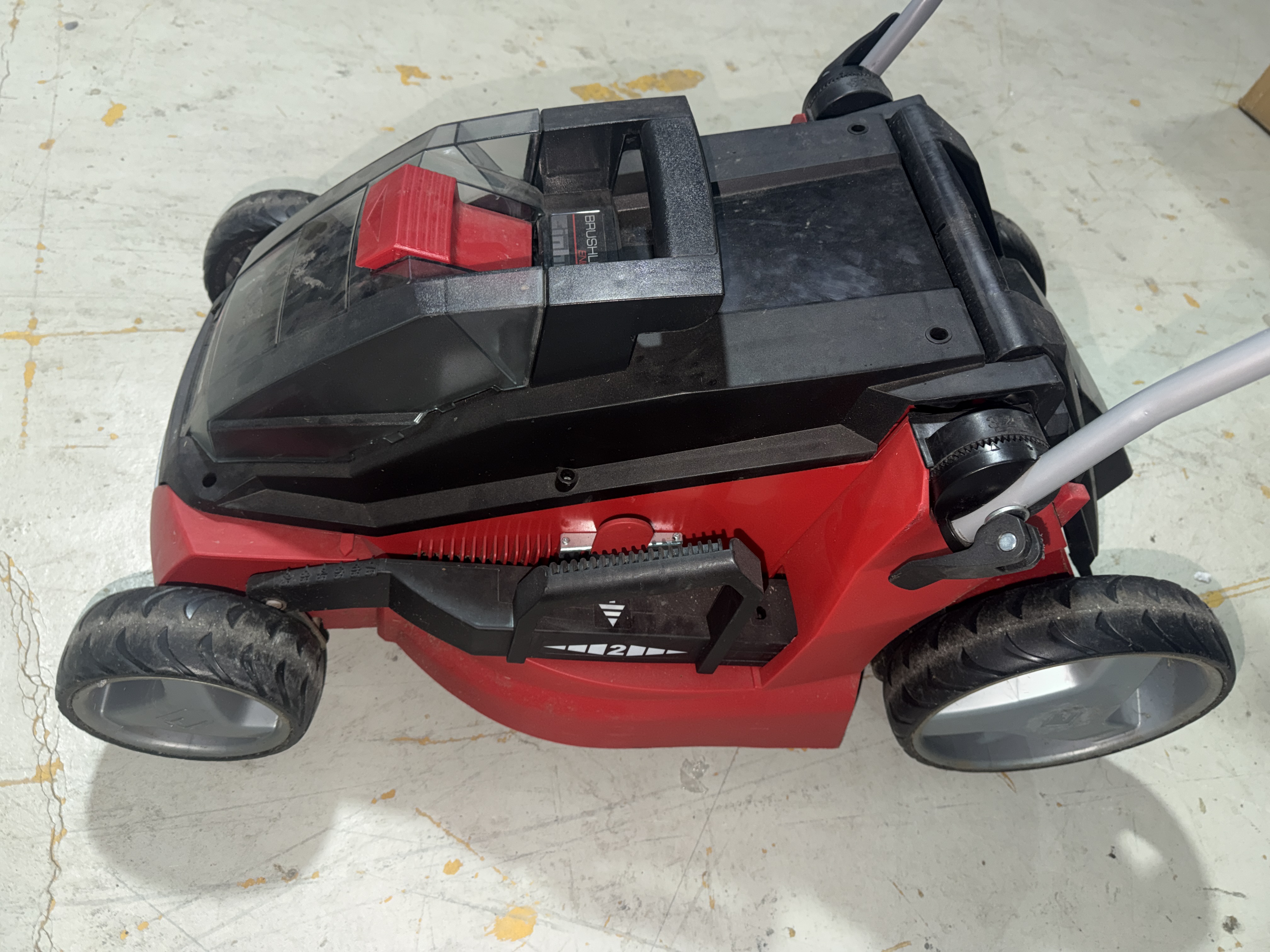 Makina për kositje bari Einhell me motor brushless dhe kapacitet 63L — foto 7